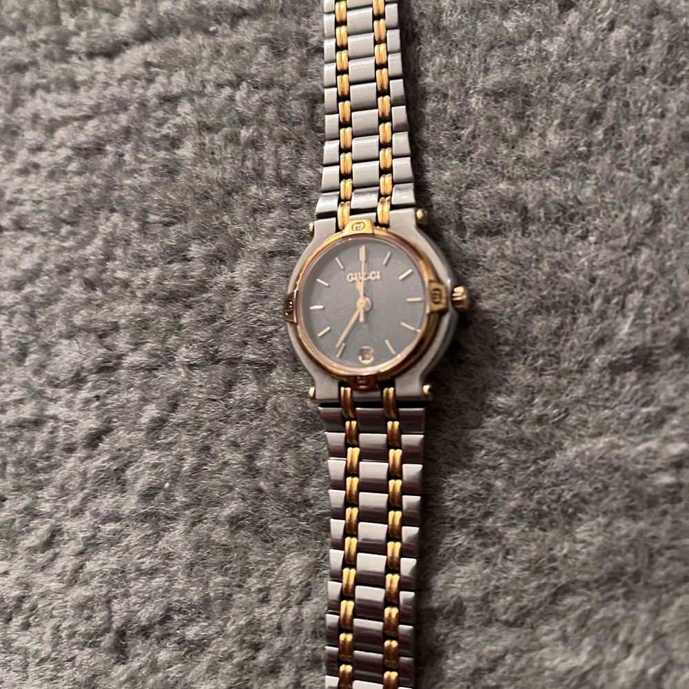 Vintage Gucci watch. Barely worn. I’m great condition.